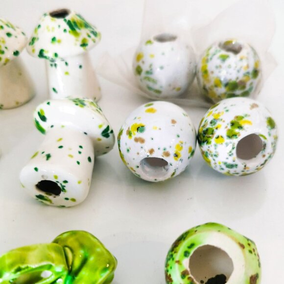 Vintage 70s Ceramic Frog Mushroom Macrame Beads Set of 15 Mid-Century Modern - Picture 9 of 10